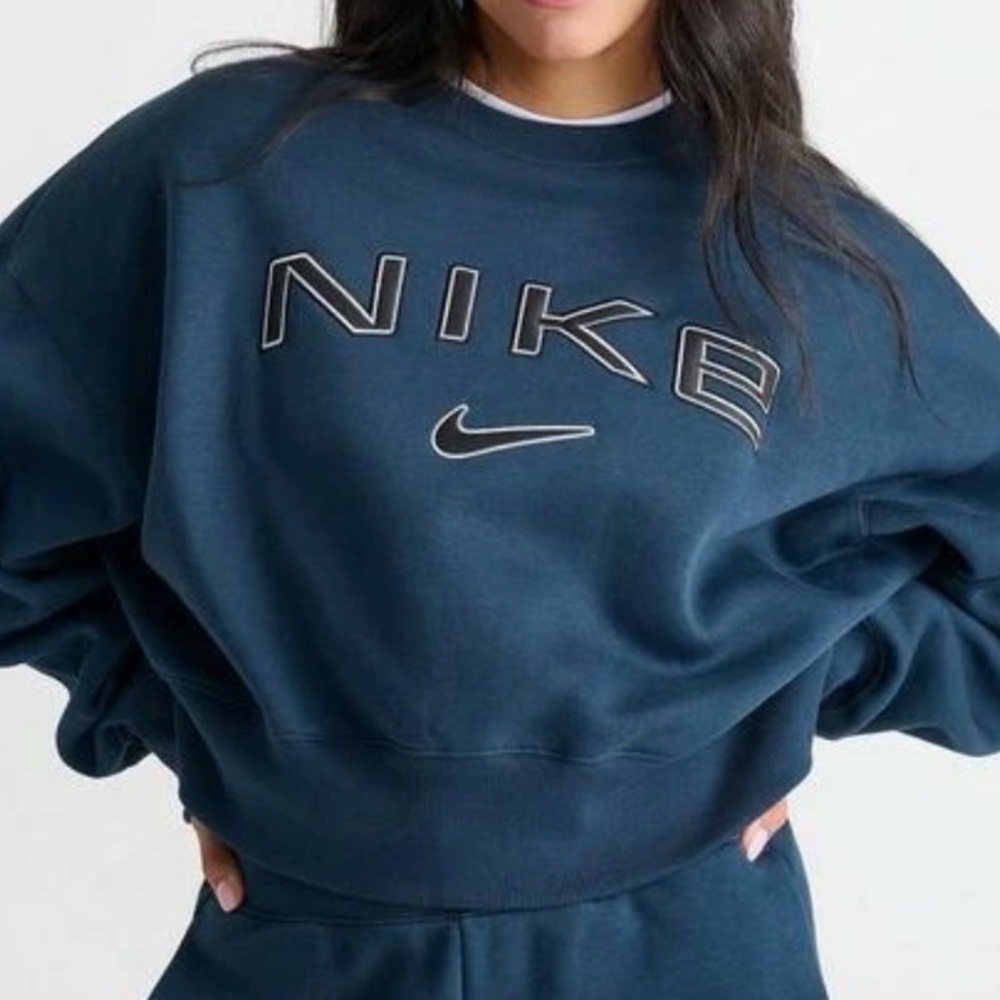 Nike Women's Navy Cropped Crewneck Sweatshirt S